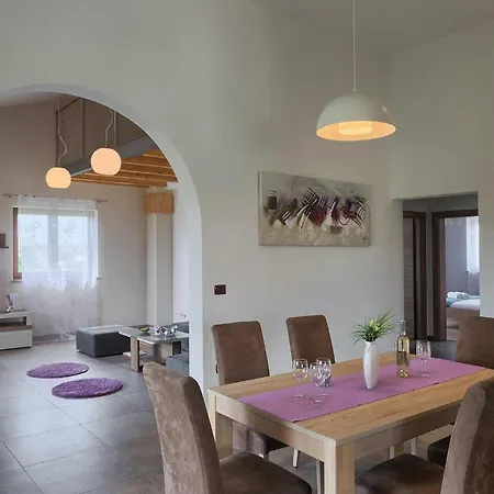 Nyaraló Linden Tree