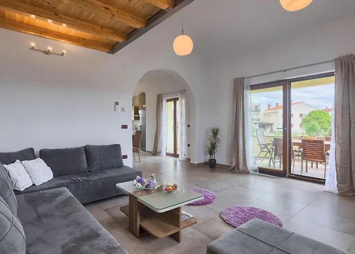 Linden Tree Будинок відпочинку *