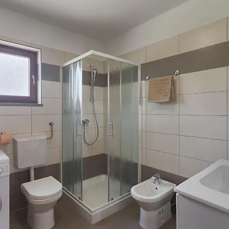 Linden Tree Semesterbostad Pula