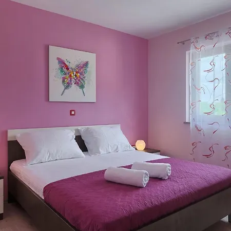 Linden Tree Semesterbostad Pula