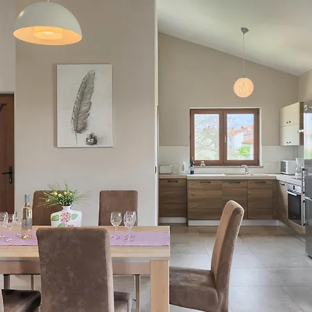 Linden Tree Semesterbostad Pula