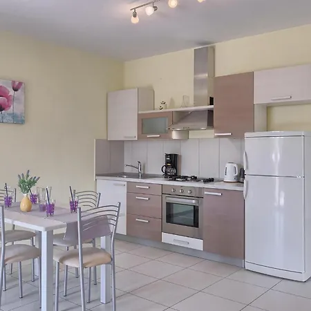 Semesterbostad Linden Tree *