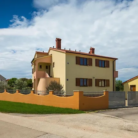 Holiday home Linden Tree