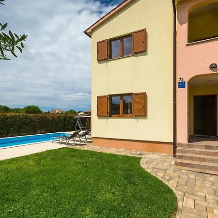 Semesterbostad Linden Tree Pula